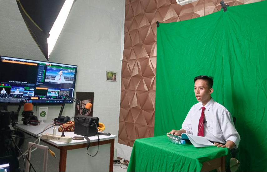 Mahasiswa KPI melaksanakan praktikum membaca berita