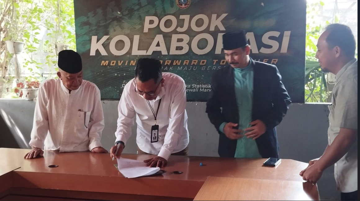 Pimpinan kampus dan Dinas Kominfo Polewali Mandar dalam kegiatan kerja sama