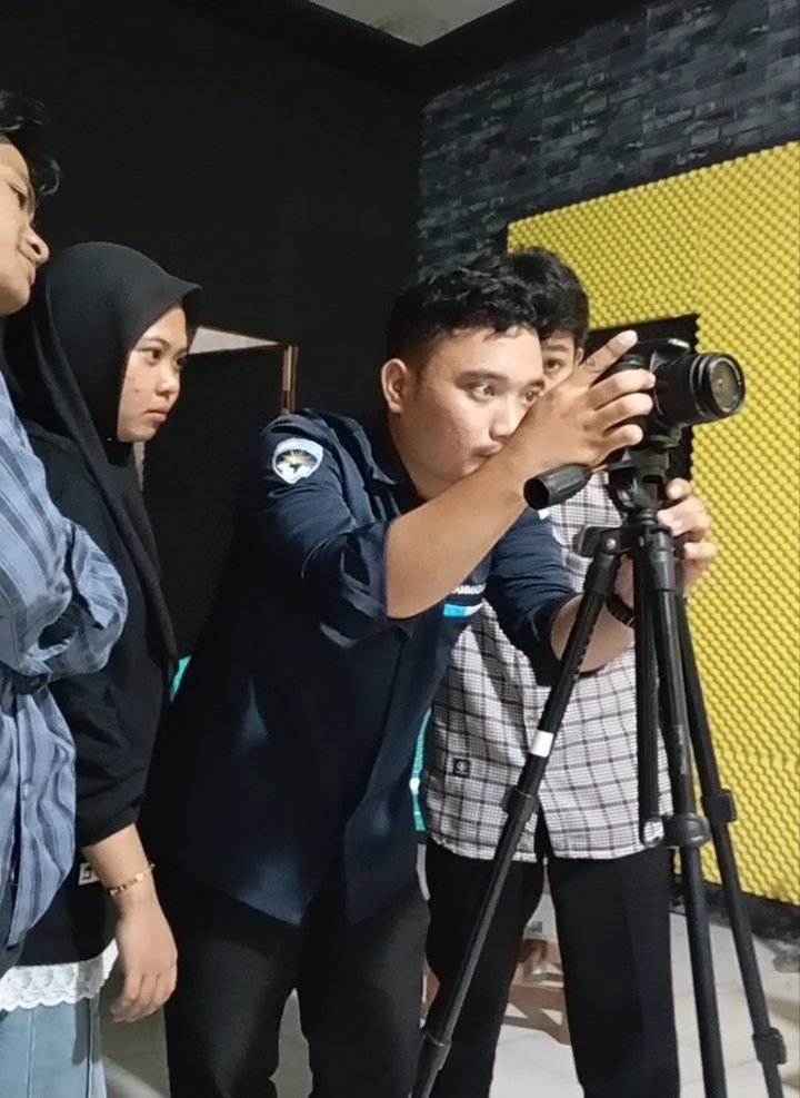 Dosen Pengampu Mata Kuliah Teknik Kamera dan Video Editing Laksanakan Praktek Fotografi di Laboratorium Fakultas Dakwah dan Komunikasi